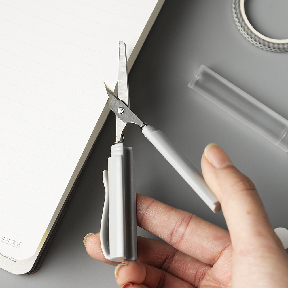 Stilige og enkle sakser i pennstil, elevene bærer bærbare minipenn-type håndkuttet kontorpapir