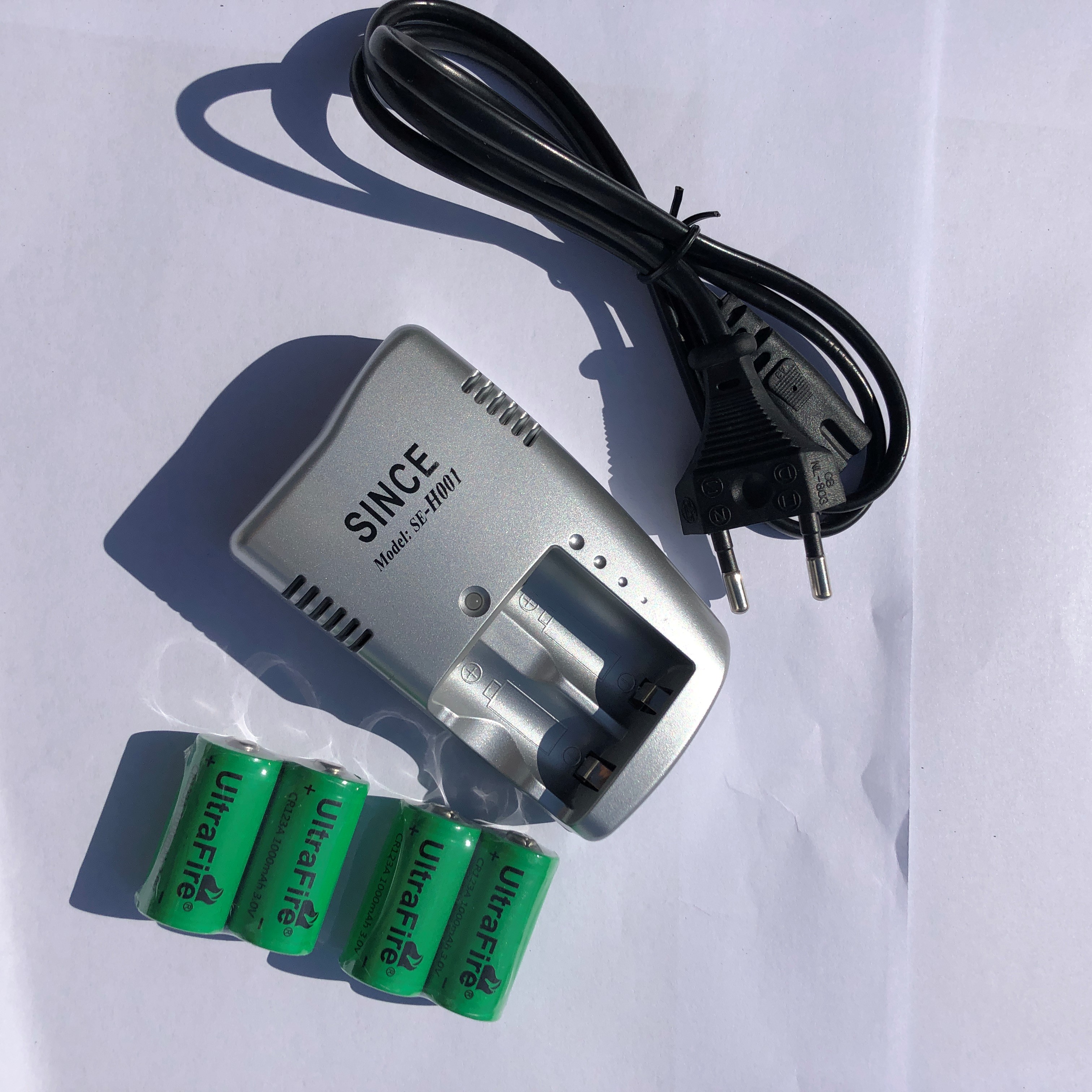 battery + charger. 3V CR123A 16340 1000mah rechargeable battery , digital camera, made a special battery: 4PCS battery-EU