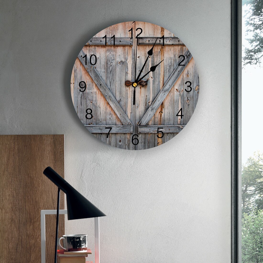 Houten magazijndeur, houtstructuur, pvc wandklok, digitale wandklok, woondecoratie, wandklok, moderne woonkamerinrichting