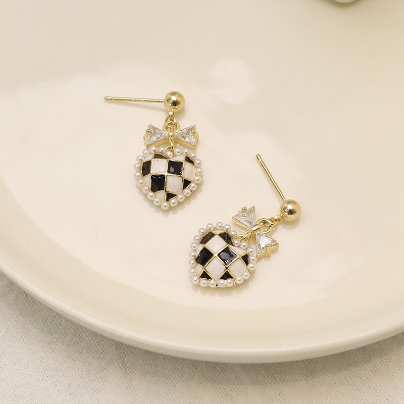 Chique oorbellen met geruite hartjes, asymmetrische oorbellen met ruitpatroon, oorbellen met berenhartjes en strass-steentjes, oorbellen ingelegd met parels