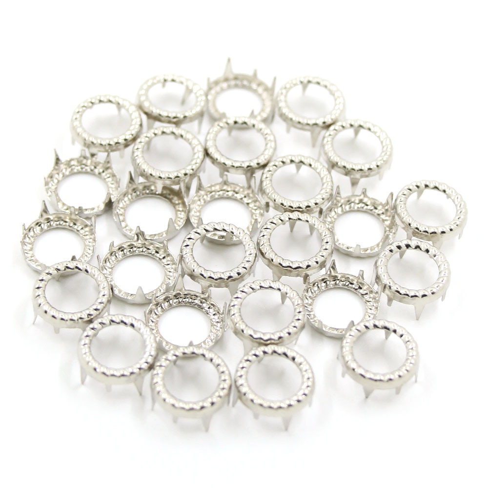 Halsband med nitar main image 1