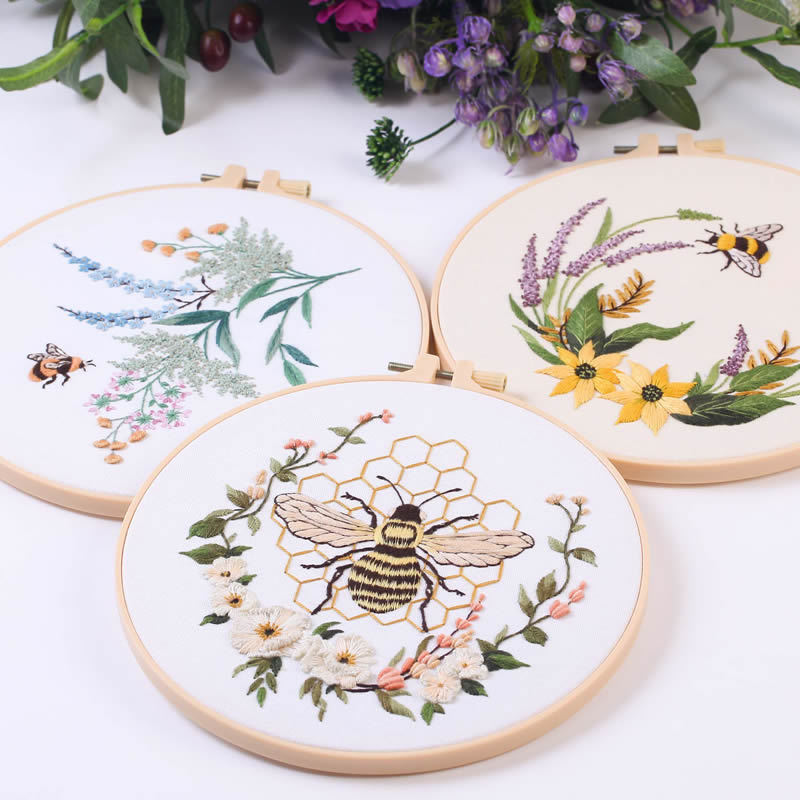 Borduurpakket met bijen en bloemen, geschikt voor beginners, met engelse instructies.