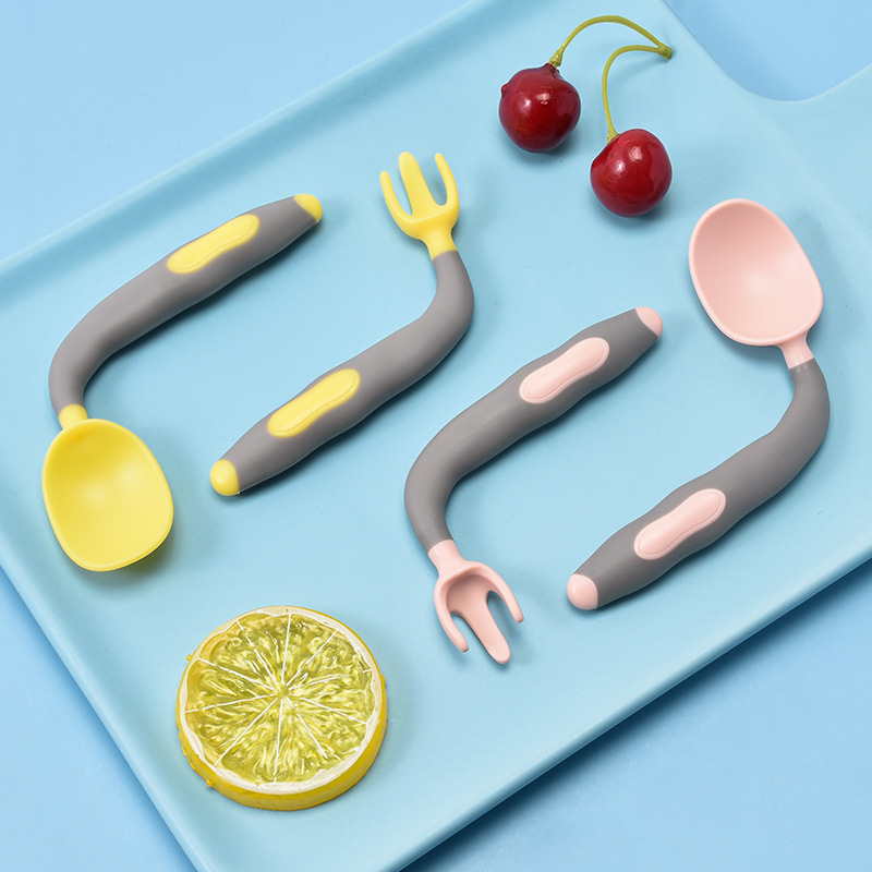 Juego de cucharas y tenedores para bebé, Set de 2 piezas para comida auxiliar, práctico flexible, PP, vajilla de entrenamiento para alimentación