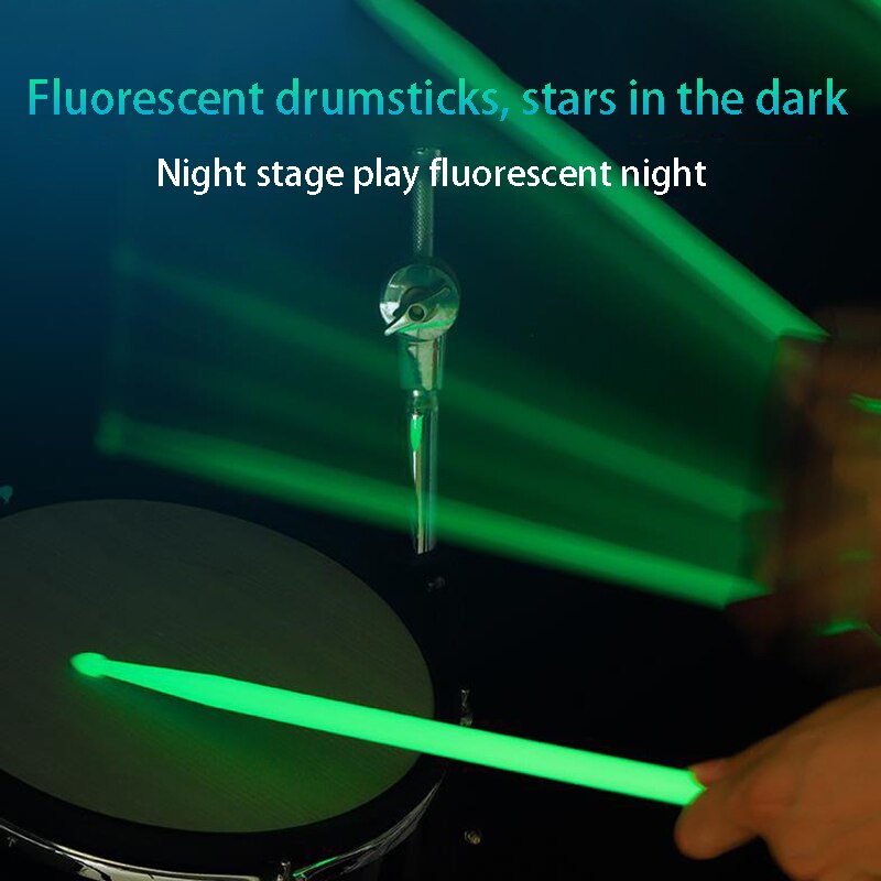 2 st musikaliska slagverksinstrument glödstav trumspelare bar lysande mörk scenframträdande självlysande trumpinnar glödstift