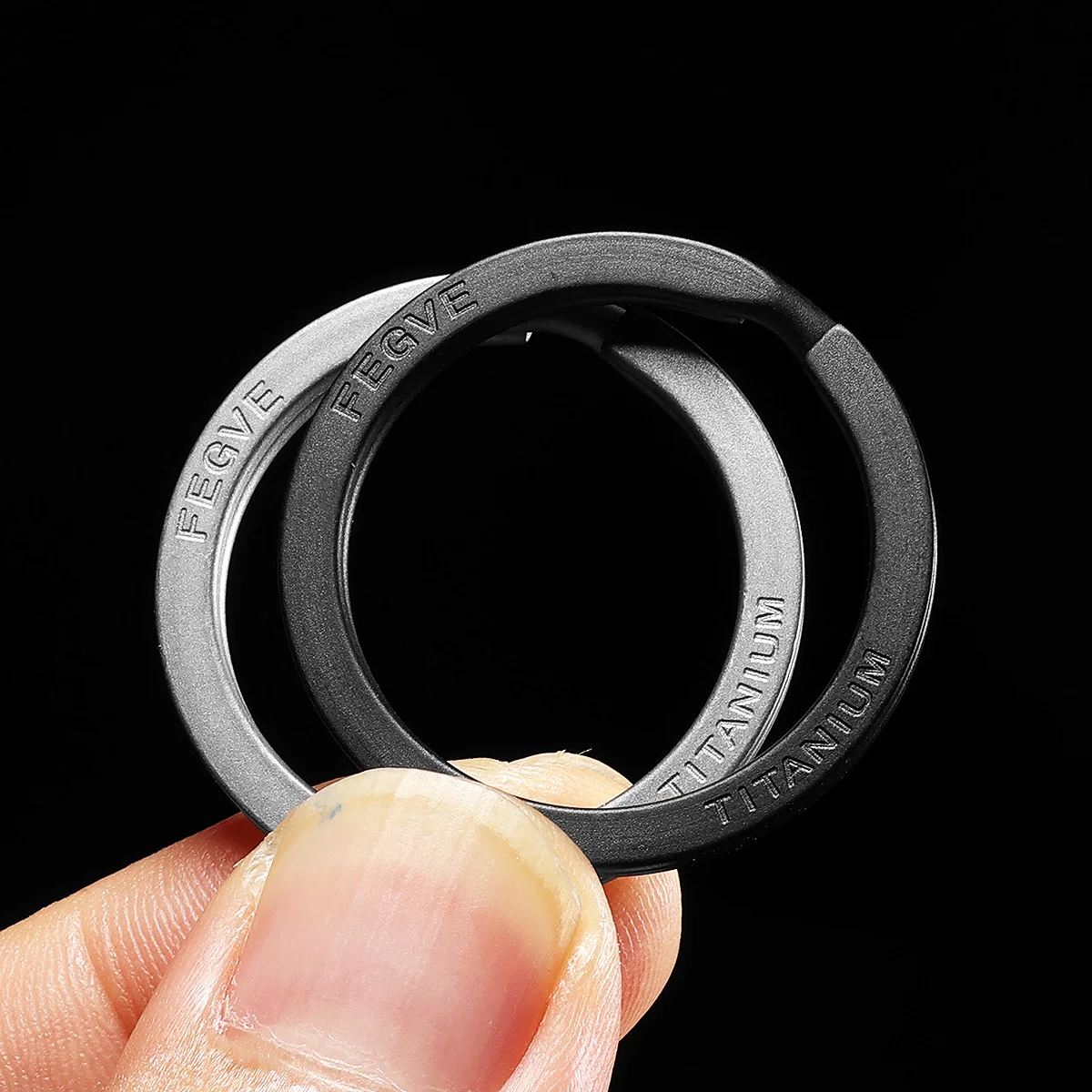LLavero de titanio negro para hombre, llavero plano, soporte para anillos, hebilla de llavero de arco EDC ligera para accesorios, dispositivos al por mayor