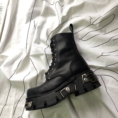 Botines de plataforma de estilo Punk para mujer, botas gruesas para motocicleta, decoración de Metal, color negro, talla grande 41 43 44 XK-811
