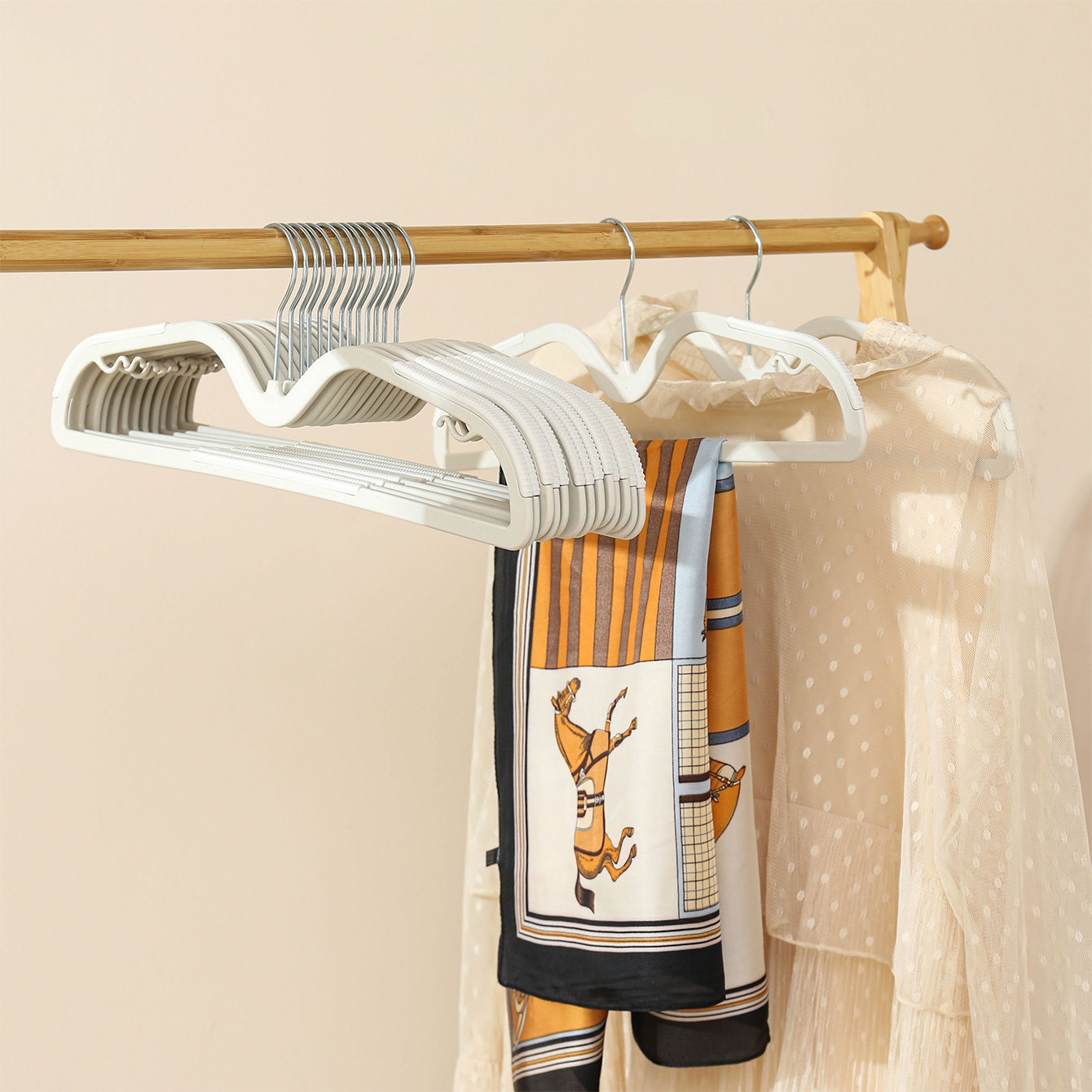 10 perchas de plástico antideslizantes: versátil y sin rastro para ropa, sujetadores y más, ideales para almacenamiento en el hogar y exhibición al por menor: Blanco