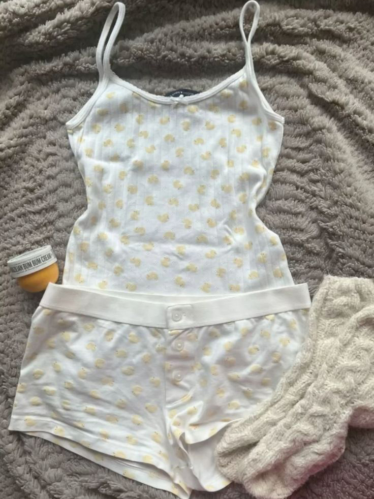 Conjunto de 2 piezas de pantalones cortos con chaleco de fresa para mujer, camiseta sin mangas ajustada con lazo y ojales y cintura elástica, pantalón corto recto de retazos, conjuntos dulces