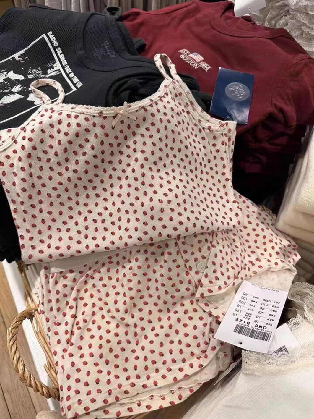 Conjunto de 2 piezas de pantalones cortos con chaleco de fresa para mujer, camiseta sin mangas ajustada con lazo y ojales y cintura elástica, pantalón corto recto de retazos, conjuntos dulces