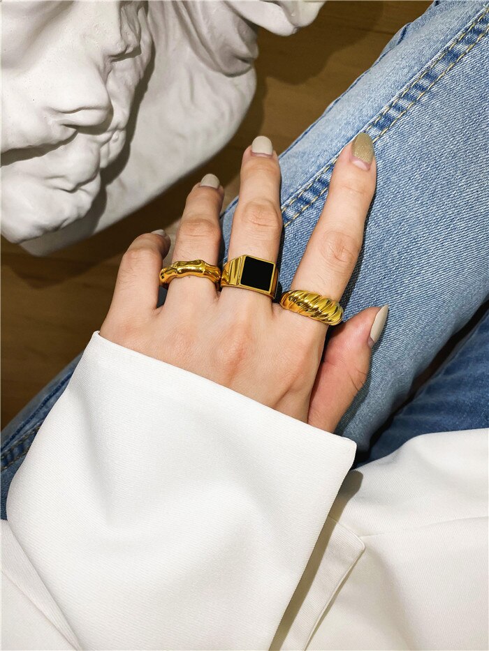 HUANZHI Neue Korea Einfache Unregelmäßige Geometrische Verdrehte Quadrat Schwarz Zirkon klobig Gold Metall Ring für Frauen Männer Partei Schmuck