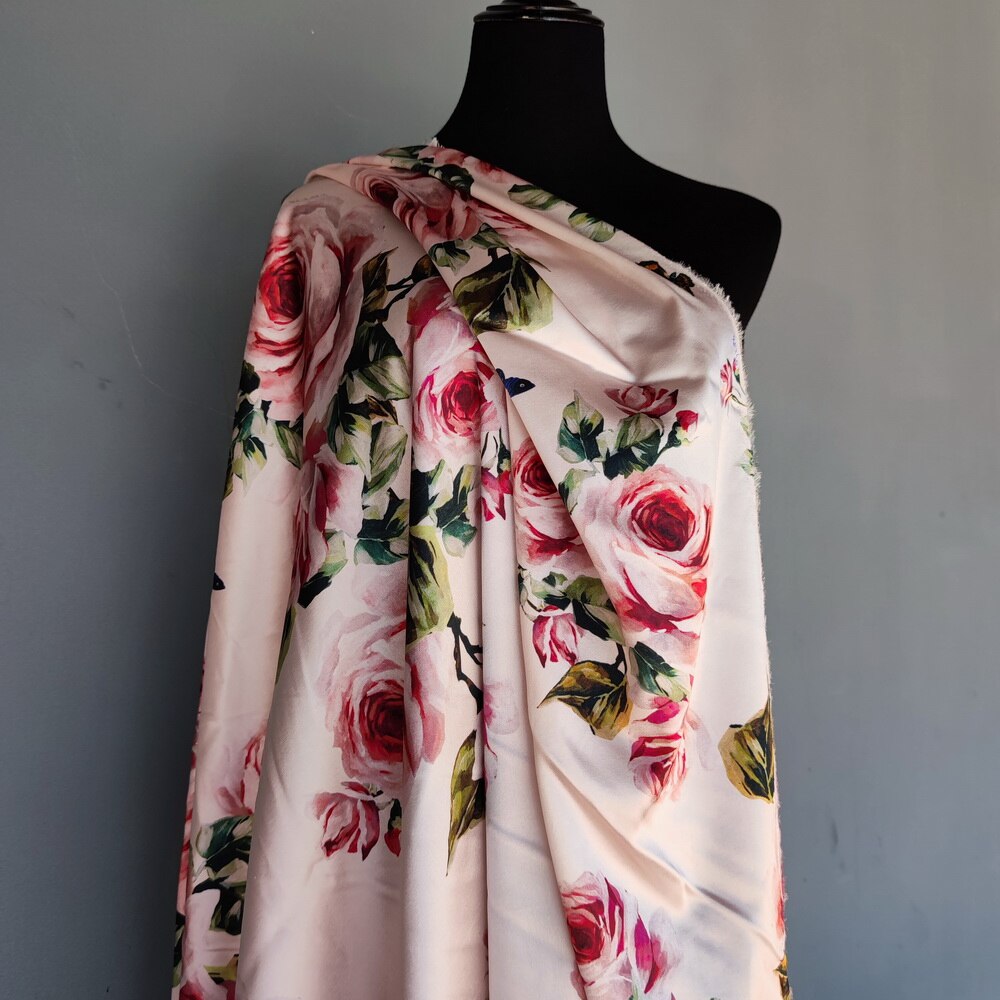 Skredderbutikk ren silke sateng tøye ut silke rosa rose silke til kjole bryllupstau svart bakgrunn med rosa rose merkevare silke
