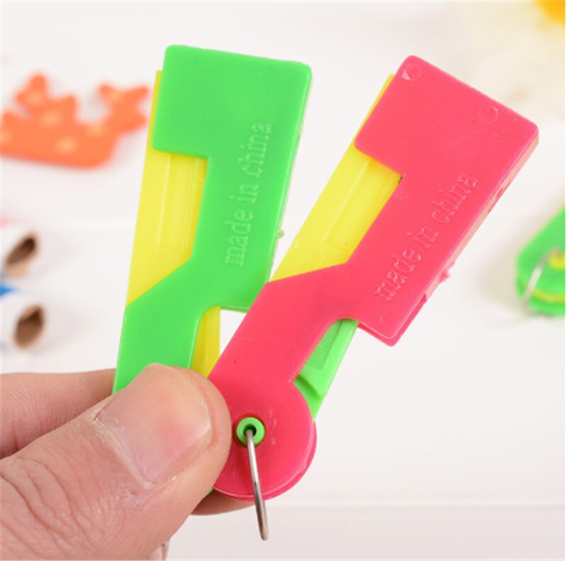 Plastic Handle Craft Thread Cutter+Threader Sewing Use Tool Elderly Guide Needle Easy Device Automatic Tool Sewing Accessories: random color-2pcs