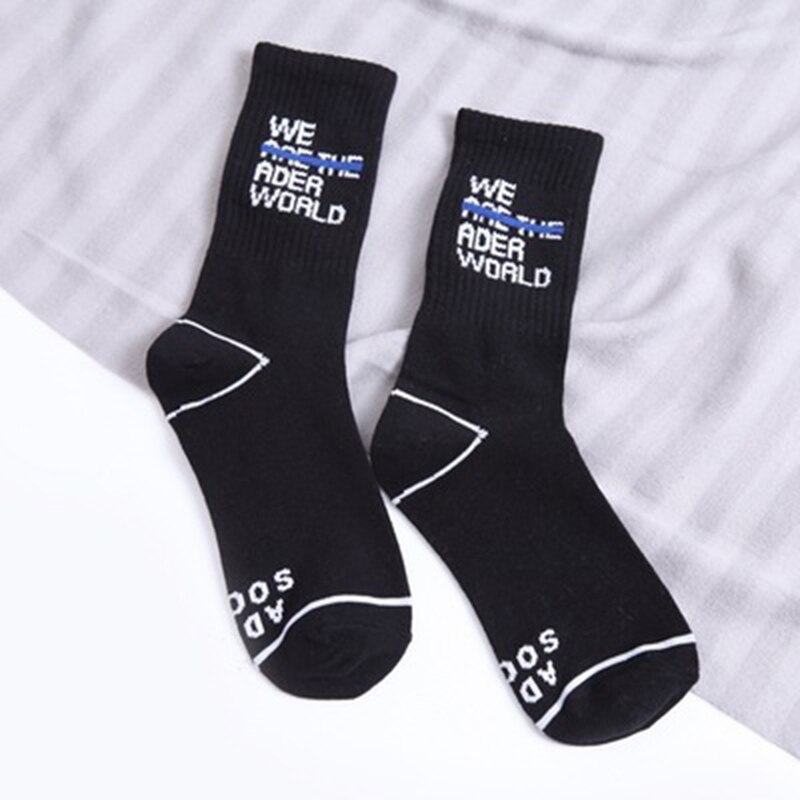 Dobre, zdrowe, modne skarpety męskie z nadrukiem wygodne, oddychające skarpety o średniej długości