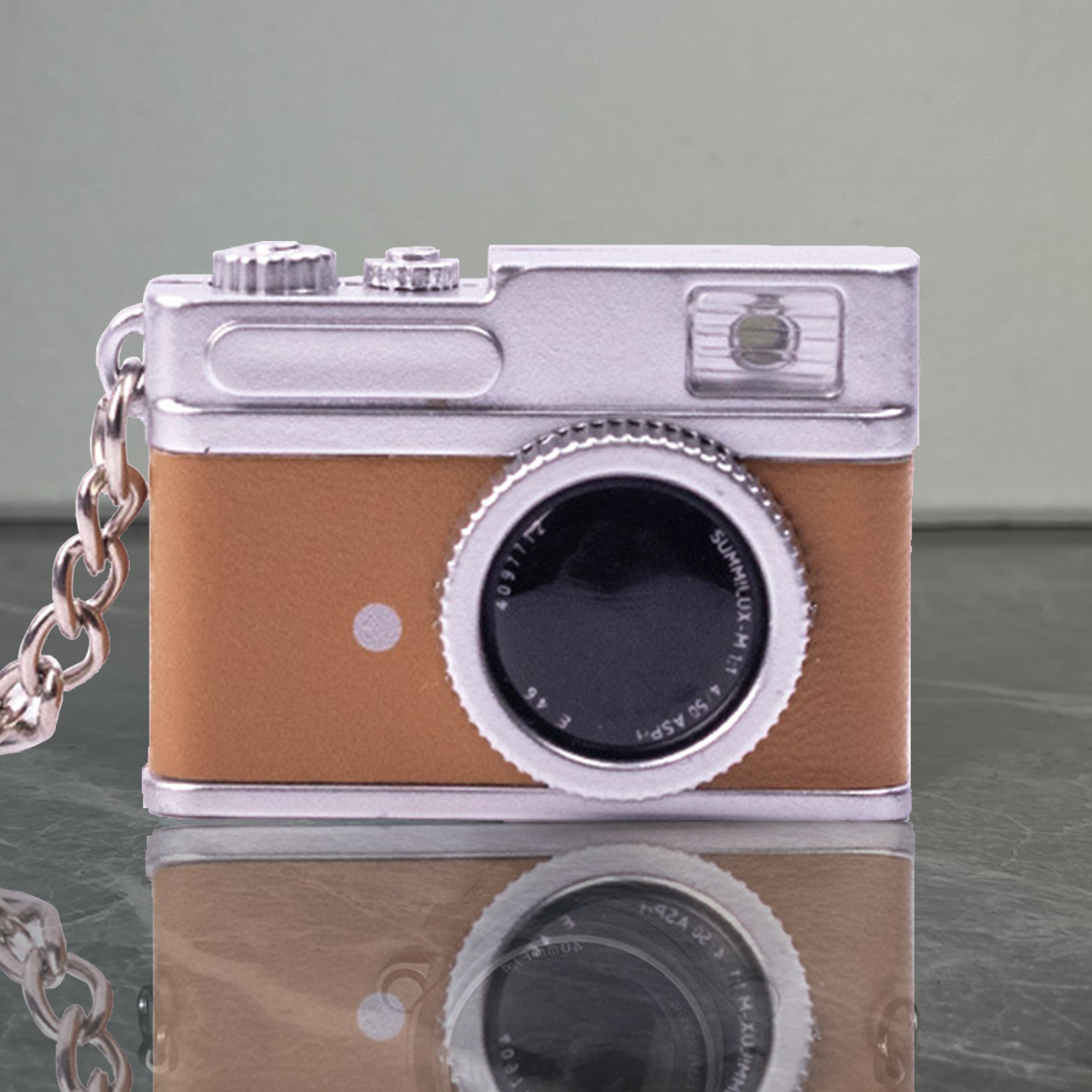 3D Mini Digital SLR Camera Simulation Retro Camera Hanging Ornaments Toy Can Shine LED Flashlight Keychain Decor Toy Keychain