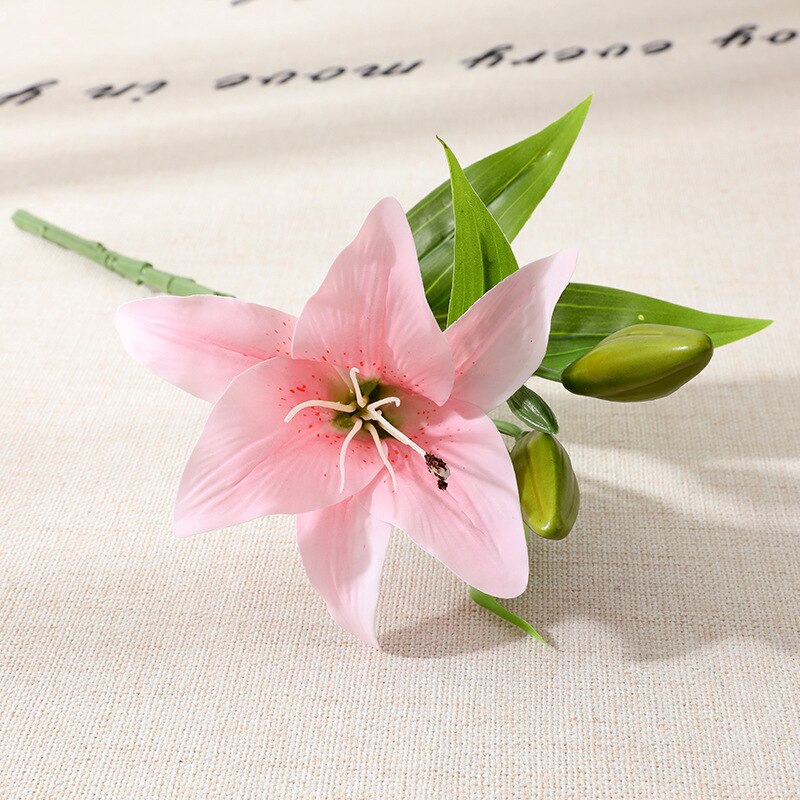 Førsteklasses imiterede blomster pvc lilje blomst håndfølelse 3 hoved lilje 1 blomst 2 knop boligdekoration bryllup blomster buket dekorativ: Lyserød