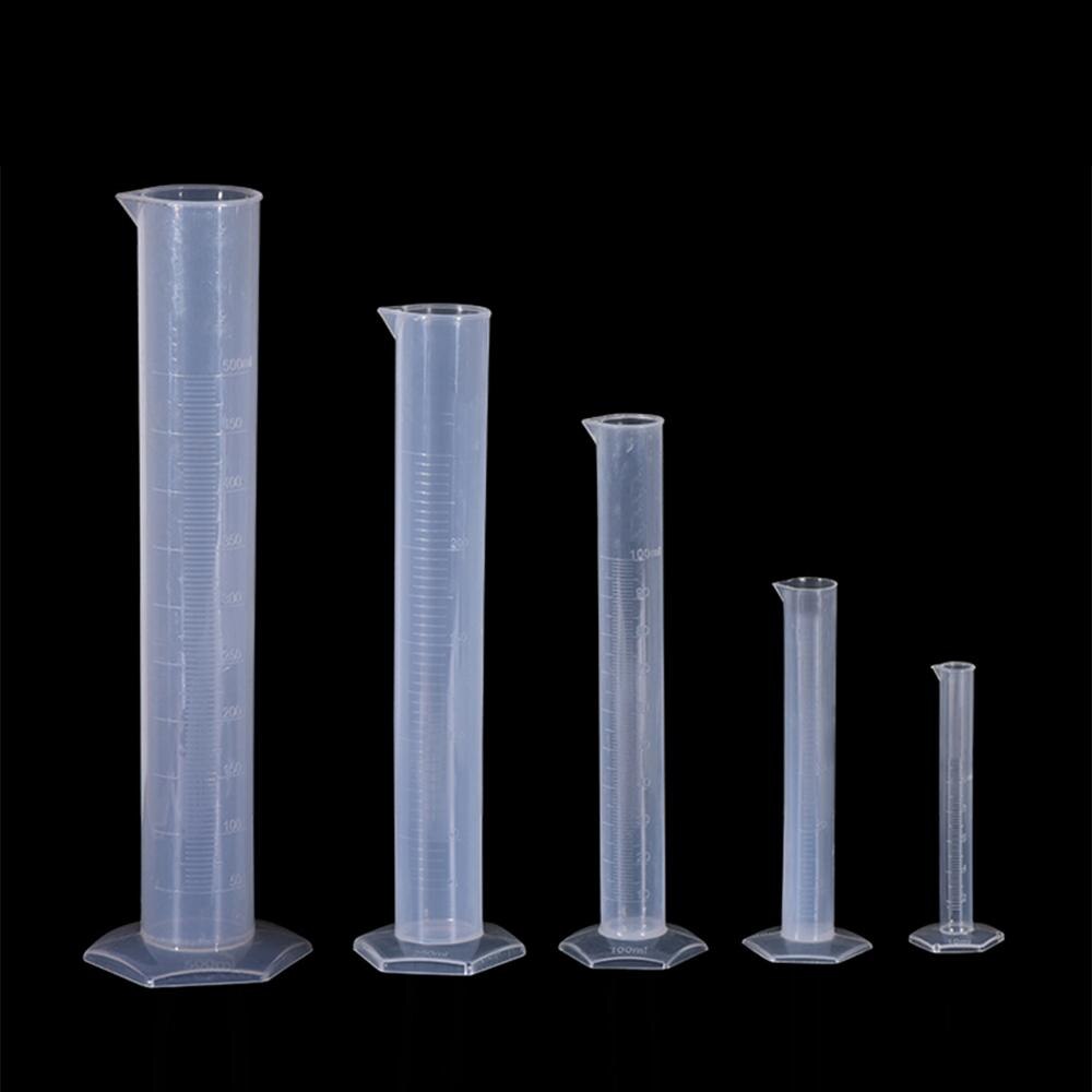 5 stk graderte sylindre i plast og 5 stk plastbegre  m17f