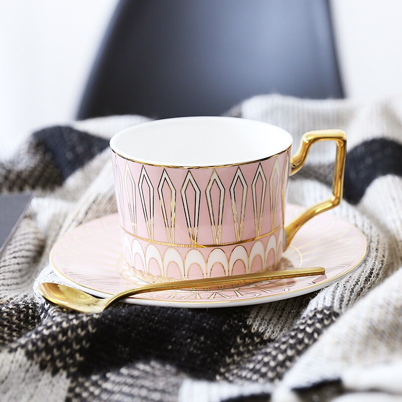 Taza de café de cerámica de lujo británico, juego de taza y platillo de café pequeño europeo para el hogar, té de la tarde, exquisita taza, cuchara y plato LB523: color7