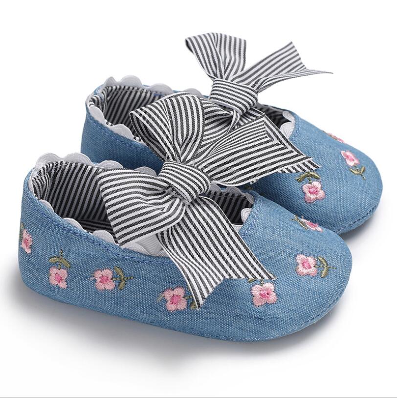 Nyfødte baby krybbe sko bløde bund skridsikre sko fodtøj frisk broderi blomst pige stribe bowknot sko: Sort / 13-18 måneder