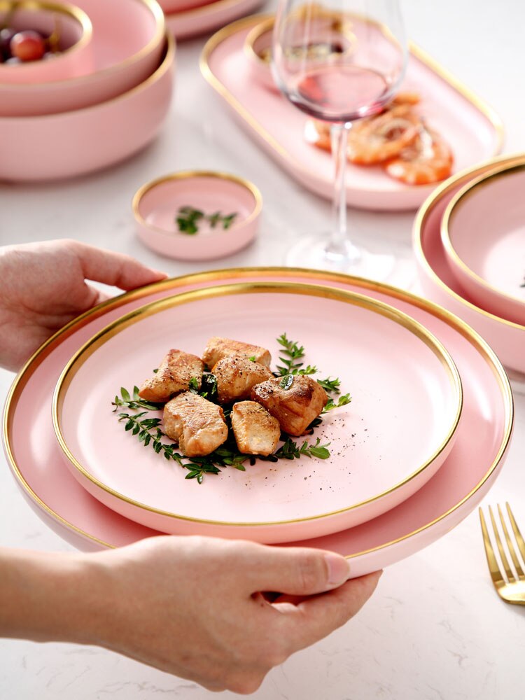 Lyserød keramisk porcelæn guldindlæg nordisk boligindretning porcelæn aftensmad tallerken suppeskål kop køkkenrestaurant