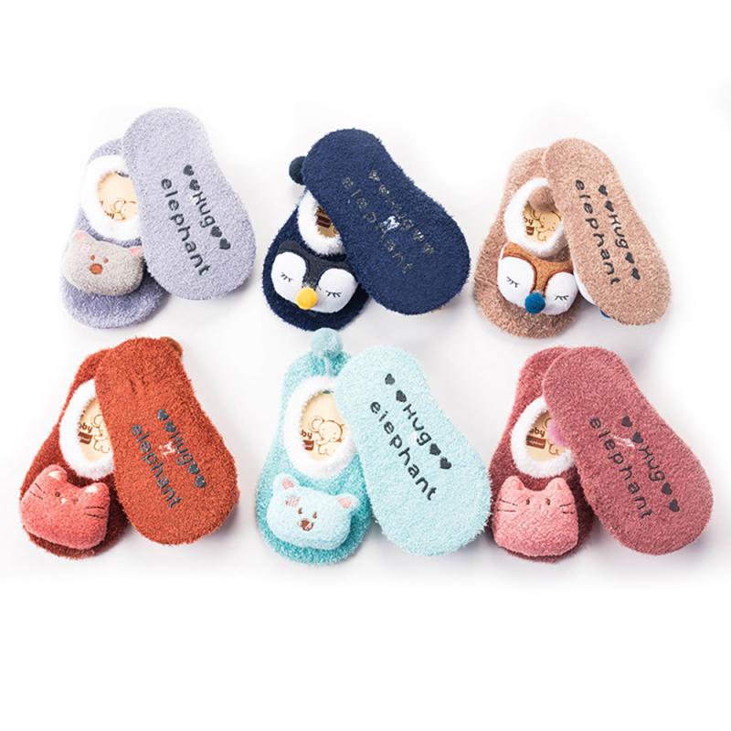 Patucos de punto antideslizantes para bebé, 1 par de zapatos para niño y niña de 0 a 5 años con estampado de animales suaves de dibujos animados de terciopelo Coral y calcetines para niño y niña