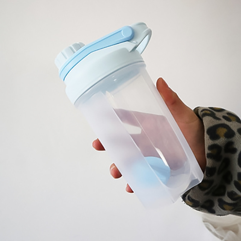 Proteinpulver shaker flaske blender flaske sport fitness kedel protein shaker 500/700 ml pige sports vandflaske med håndtag: Blå / 401 500ml