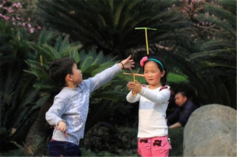 2pc bambusflåde med let skydende raketflyvende faldskærmsskål udendørs strandnatspil for børn uddannelse led
