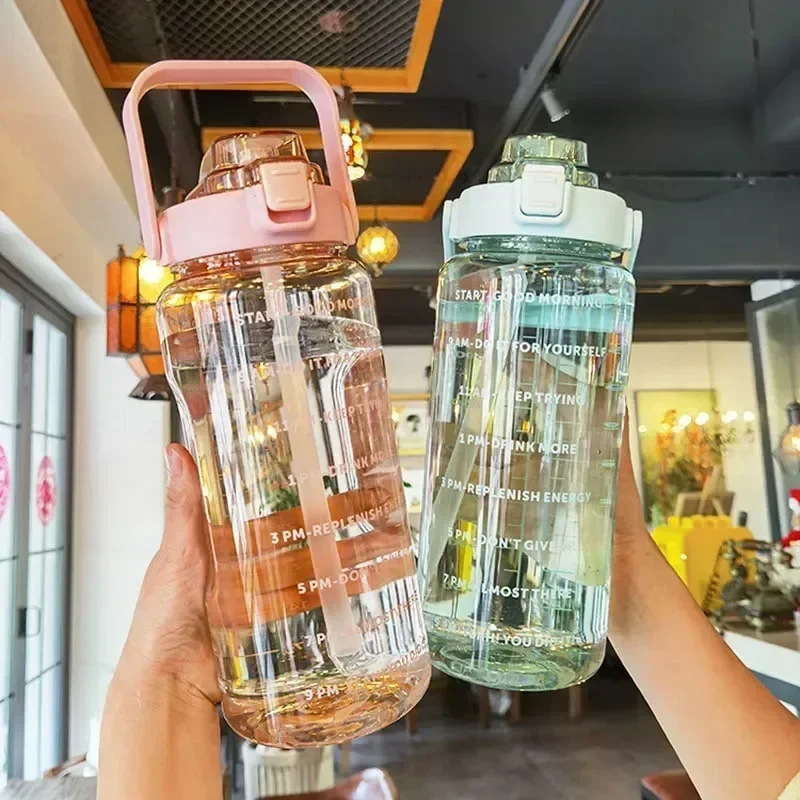 Draagbare waterfles van 2 liter met rietje en tijdmarkering, plastic drinkfles met grote capaciteit voor buitensporten en fitness