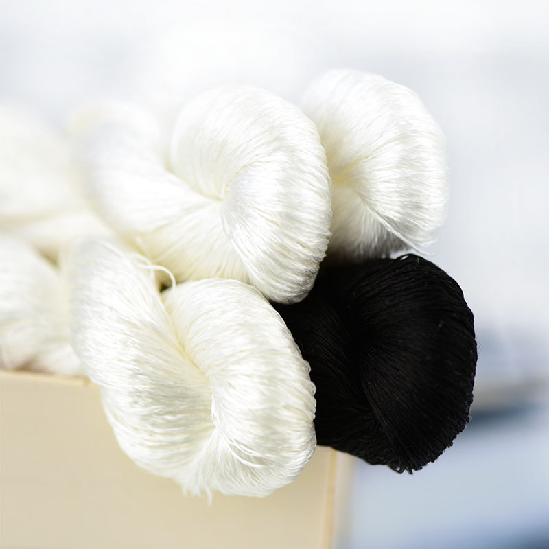 100% bordada de seda natural de Suzhou, línea bordada de seda natural, línea brillante, sedosa especial, color blanco y negro, 1 color, 400m