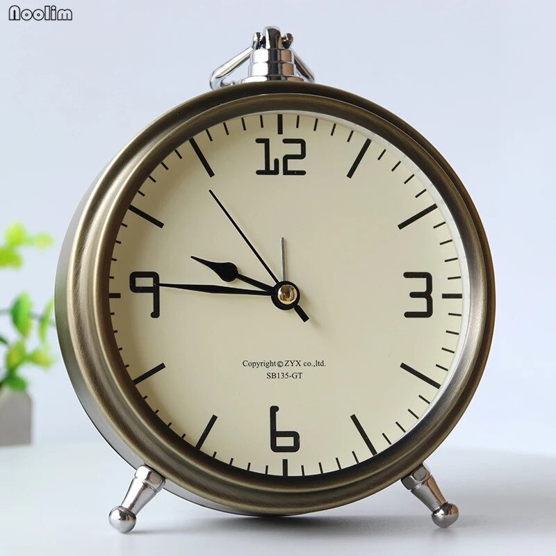Digital Alarm Clock Simple Mute Round Metal Portable Bedside Clock European Home Living Room Table Decoration: A