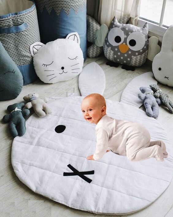 bambino CHE STRISCIA stuoia