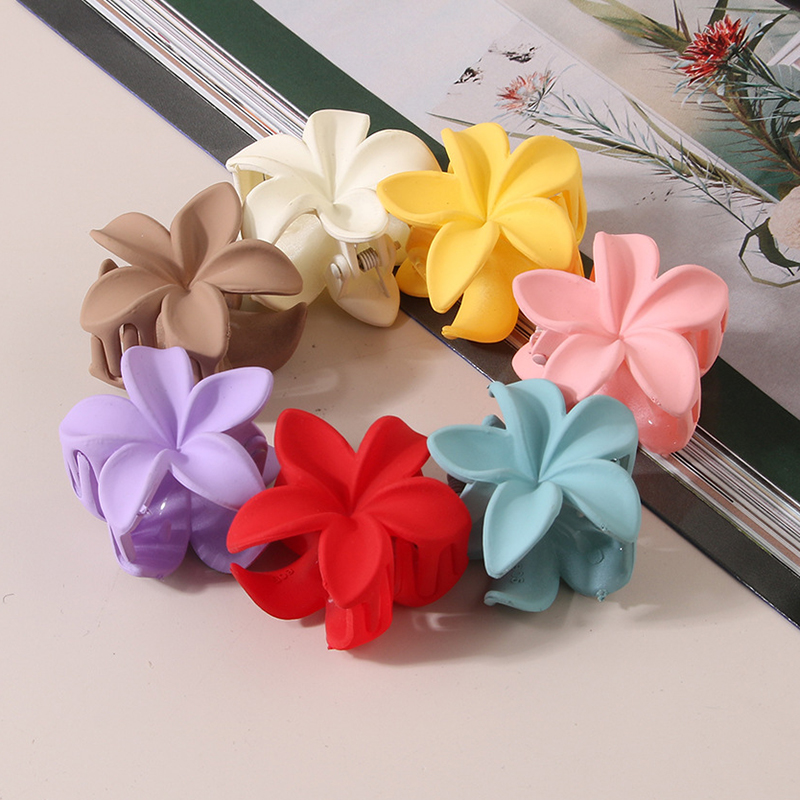 4CM Frauen Kunststoff Haarspangen Süße Und Niedliche Plumeria Blume Form Haarnadel Shark Clip Haar Zubehör Matte Einfarbig Stil