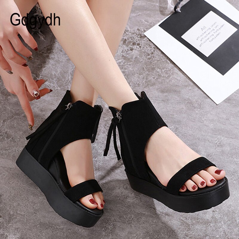 Gdgydh frange femmes sandales romaines sur les chaussures compensées plate-forme pour l'été noir daim talons épais sandales de plage