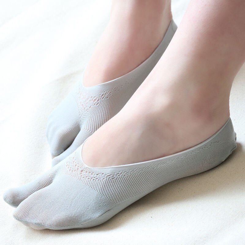 1 paio di calzini Tabi in Nylon da donna di moda con dita Separate vestiti in stile giapponese calzini invisibili estivi in seta di ghiaccio pantofole da donna: A Gray