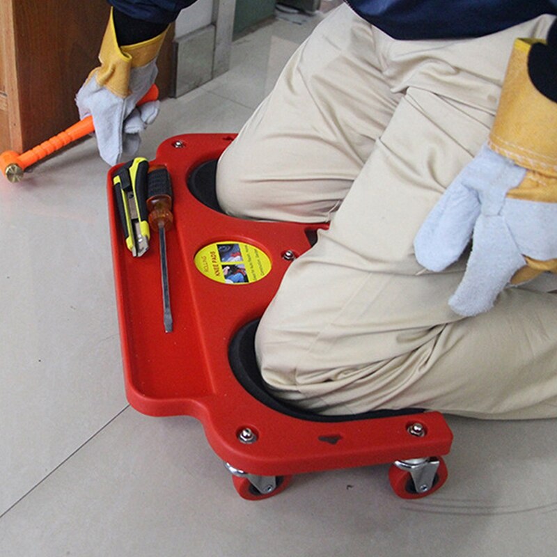 Rullende knæbeskyttelsespude med hjul indbygget i skumpolstret krybeplatform, der lægger fliser eller vinyl bilreparation, der beskytter knæ