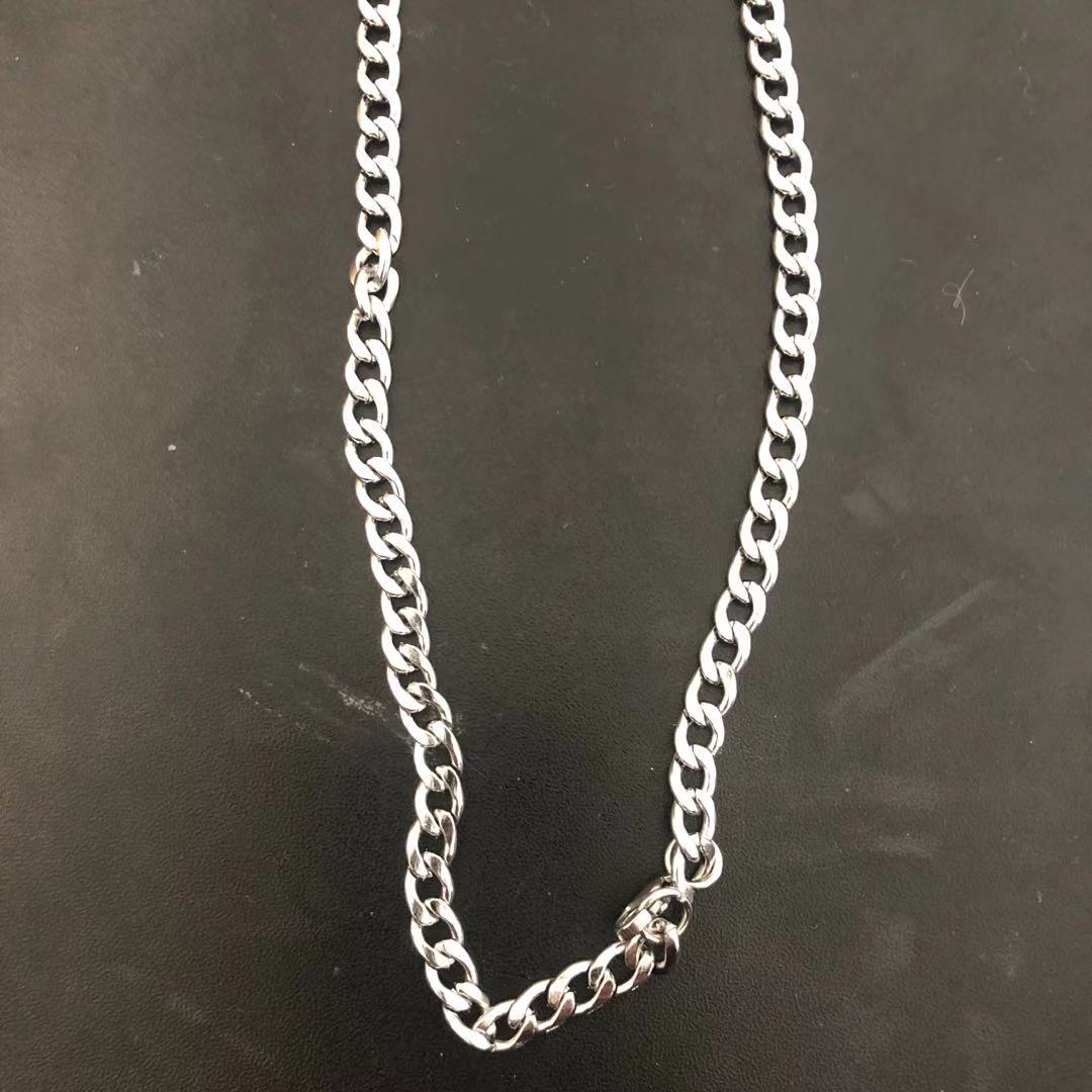 Triangle collier hommes et tenue de femme chaînes