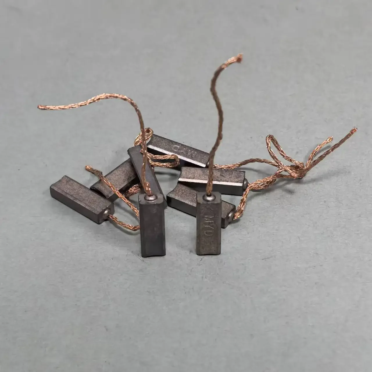 100 Stück für Valeo Halla Auto-Generator, Kohlebürste, elektrische Bürste, 4,5 x 6,5 x 20 mm, hoher Kupferwiderstand