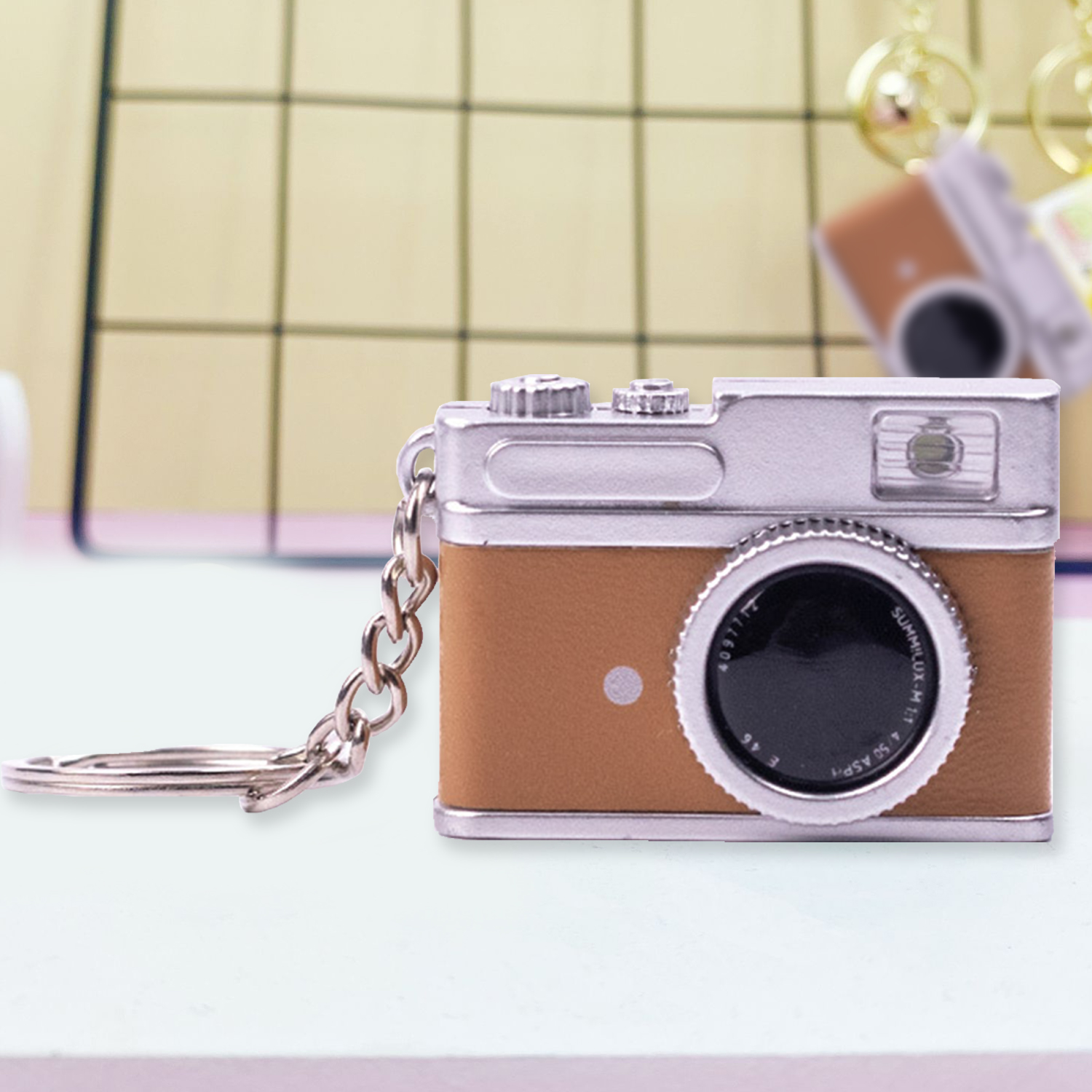 3D Mini Digital SLR Camera Simulation Retro Camera Hanging Ornaments Toy Can Shine LED Flashlight Keychain Decor Toy Keychain