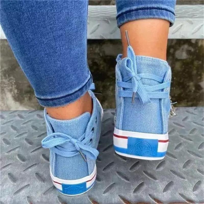Zapatillas de tela vaquera con punta redonda y tacón plano para mujer, Zapatos de deporte informales clásicos, cómodos, con cordones, decoración de calavera de Metal, 3KC029