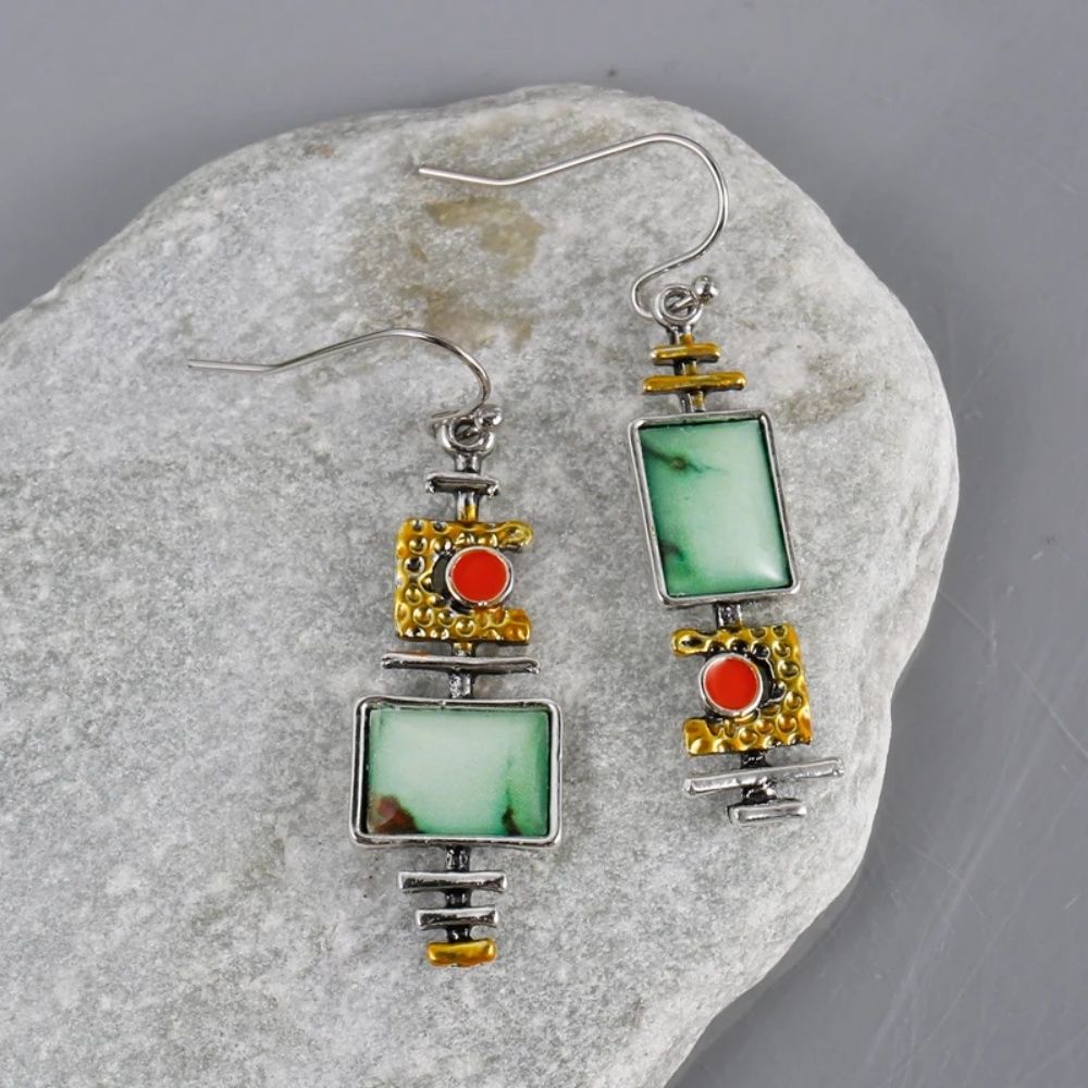 Trendy, originele, geometrische oorbellen met groene steentjes en grappige tweekleurige muzieksymbooltjes voor dames.