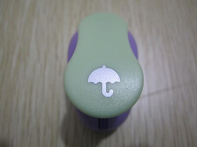 1pc 3/8 tuumaa (noin 0.8 cm)  leikekirjarei'itystä: Sateenvarjo