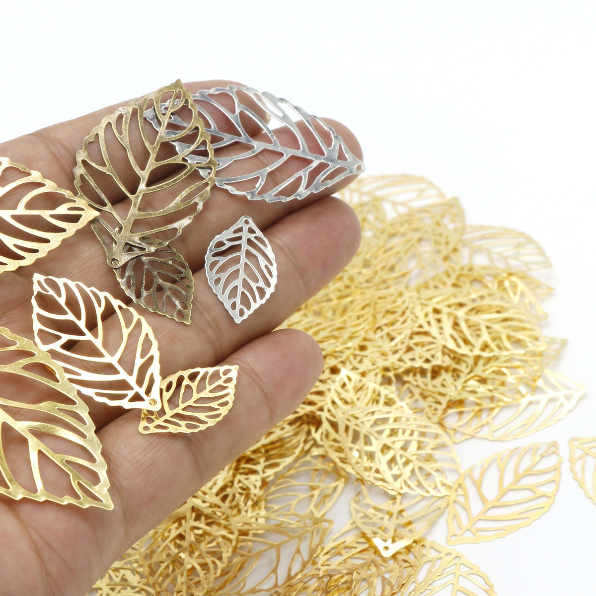 100 stuks ambachtelijke holle bladeren hangers klassieke multifunctionele metalen blad charme geavanceerde DIY filigraan sieraden maken accessoire