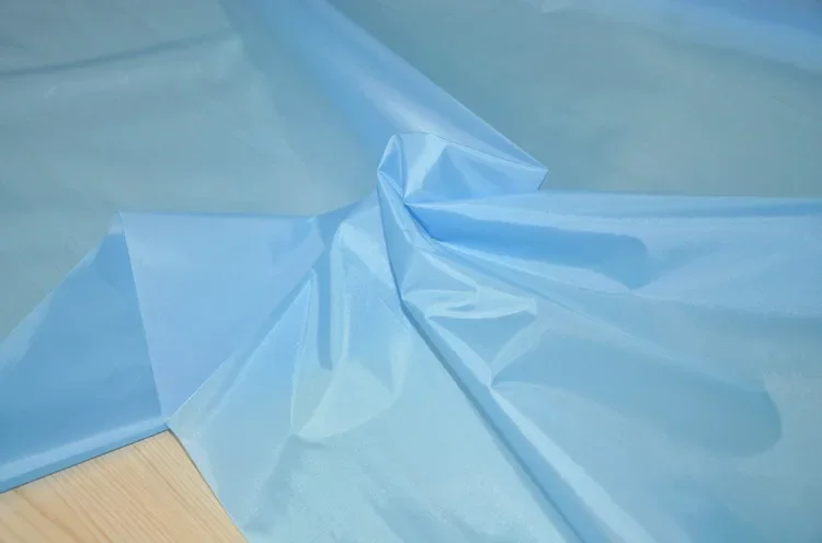 190t Polyester Taff Pu Beschichtung leichte wasserdichte Regenschirm Zelt Stoff Wind dicht und staub dicht Stoff Drachen Farbe Flagge Stoff