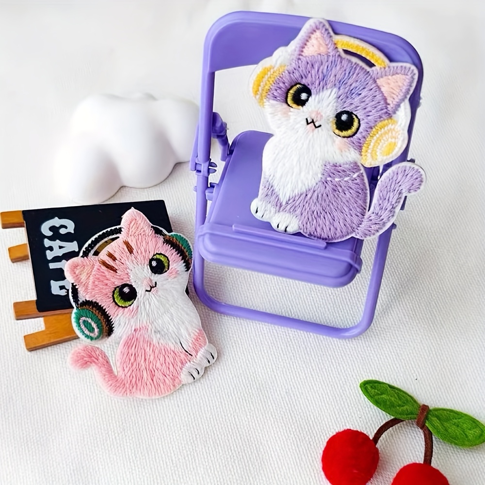 Vier geassorteerde schattige cartoon kattenborduurpatches met hoofdtelefoon, grappige badges borduurwerk applique kledingsticker kledingdecor