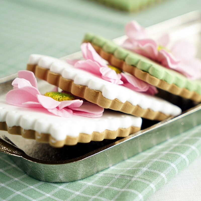 2 stks Simulatie fondant bloemen cookies Squared cookie cookies roze decoratieve cookies