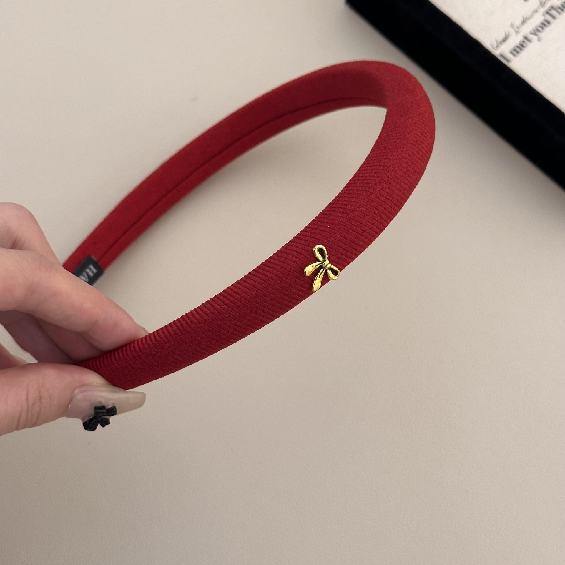 Una diadema con lazo simple y retro, un accesorio para el cabello versátil y de alta gama para la parte superior de la cabeza.: Rojo