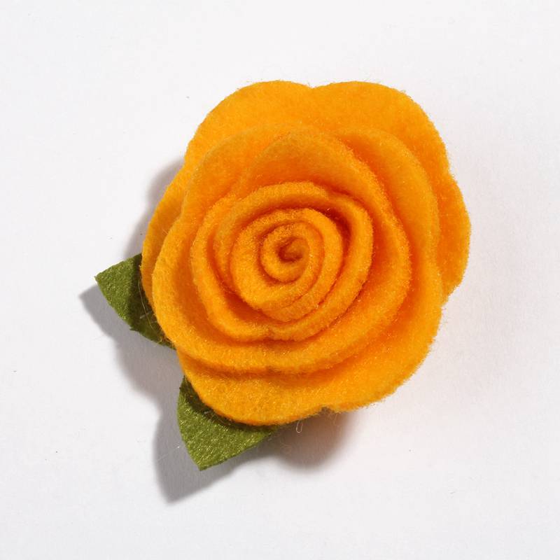 Flores de tela no tejidas de fieltro con hojas verdes para la cabeza, accesorios para el cabello, rosas enrolladas bonitas, 5CM, 10 Uds.: S / With Clip