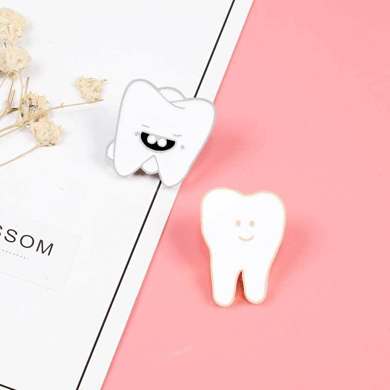 Cartoon Tand Pins Leuke Smiley Tanden Broche Vrouwen Mode Jas Jassen Revers Tandarts Shirt Badges Geneeskunde Student Sieraden