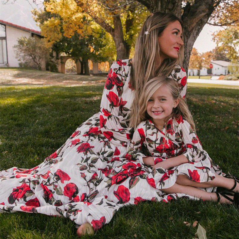Moeder- en dochterjurk met lange mouwen en bloemenprint, bijpassende familieoutfits, outfits voor het hele gezin, mama-en-dochterjurken voor meisjes.