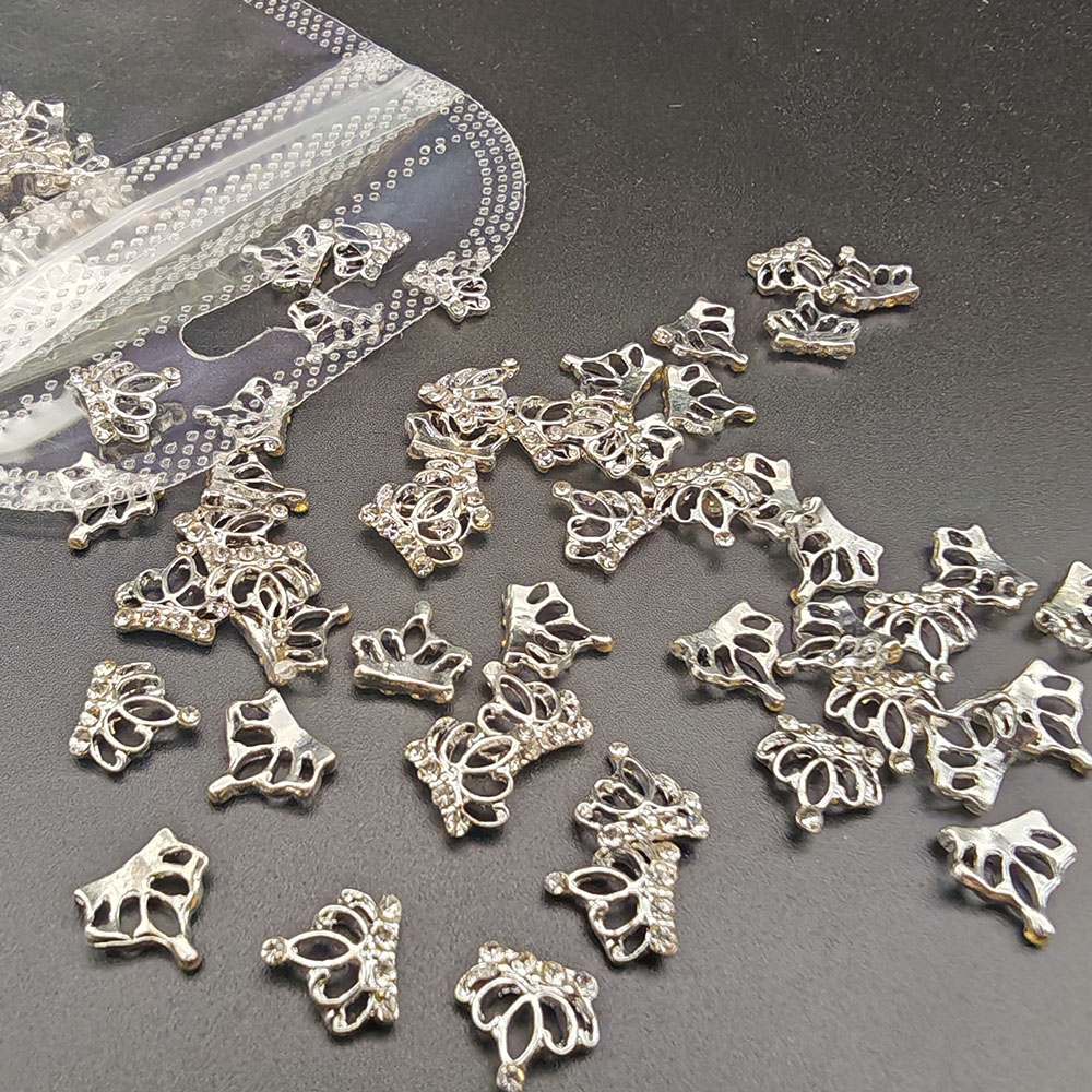 10 Uds. De dijes de corona de cristal de Metal para uñas, diamantes de imitación dorados y plateados brillantes, exquisitos dijes de corona de aleación 3D, decoraciones para manicura: Blanco