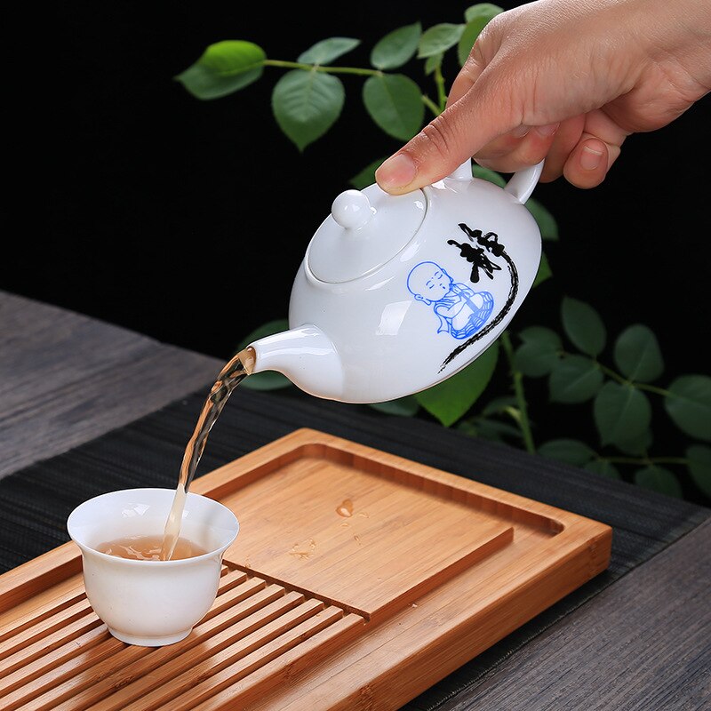 Prachtige blauw-witte porseleinen theepot, chinees drinkgerei, traditioneel landschapspatroon, theepot, keramische bloementheeset, theepot